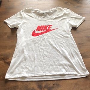 NIKE T-SHIRT WITH RED LOGO